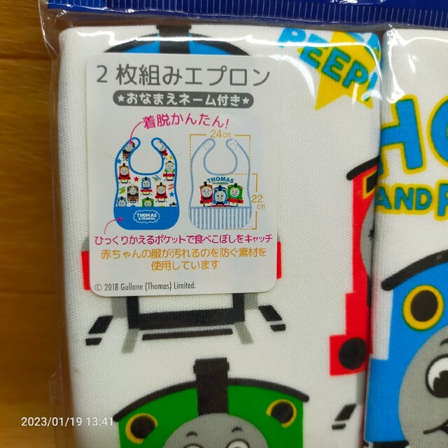 （新品）2枚組エプロンTHOMAS＆FRIENDS キッズ/ベビー/マタニティのこども用ファッション小物(ベビースタイ/よだれかけ)の商品写真