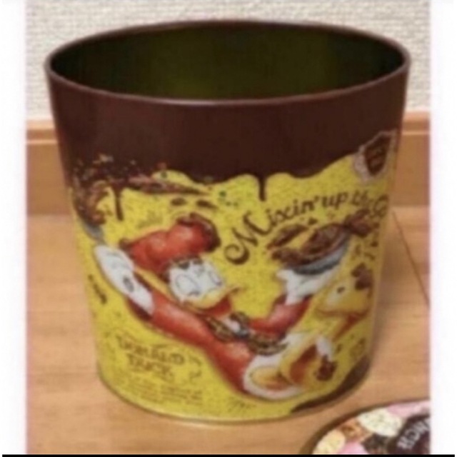 Disney(ディズニー)の35周年限定　チョコレートクランチ　空き缶　リボン付き エンタメ/ホビーのおもちゃ/ぬいぐるみ(キャラクターグッズ)の商品写真