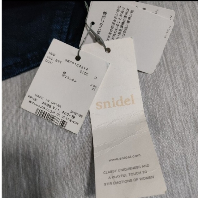 SNIDEL(スナイデル)のスナイデル　リボンスキニー　新品未使用 レディースのパンツ(スキニーパンツ)の商品写真