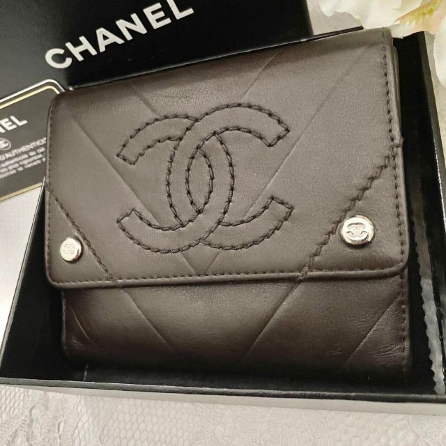 CHANEL シェブロン Vステッチ ラムスキン Wホック 三つ折り財布