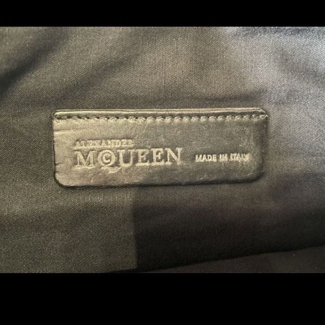 Alexander McQueen(アレキサンダーマックイーン)のアレキサンダーマックイーン ブラックバッグY32 レディースのバッグ(ハンドバッグ)の商品写真