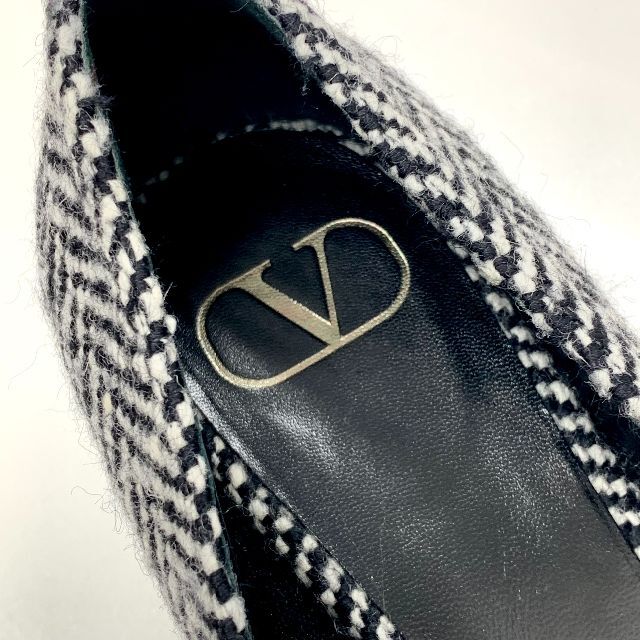 VALENTINO(ヴァレンティノ)の5807 ヴァレンティノ ウール Vロゴ 柄 パンプス ブラック ホワイト レディースの靴/シューズ(ハイヒール/パンプス)の商品写真