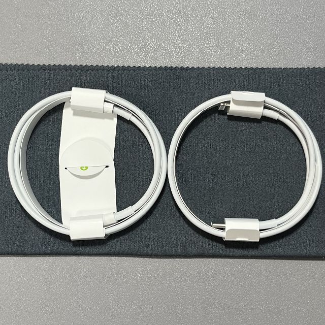 Apple(アップル)のライトニングケーブル 2本 type-C Airpods付属品 Apple純正品 スマホ/家電/カメラのスマートフォン/携帯電話(その他)の商品写真