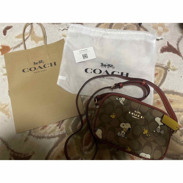 COACH(コーチ)のCOACH×PEANUTS ショルダーバッグ　　コーチ　スヌーピー レディース レディースのバッグ(ショルダーバッグ)の商品写真