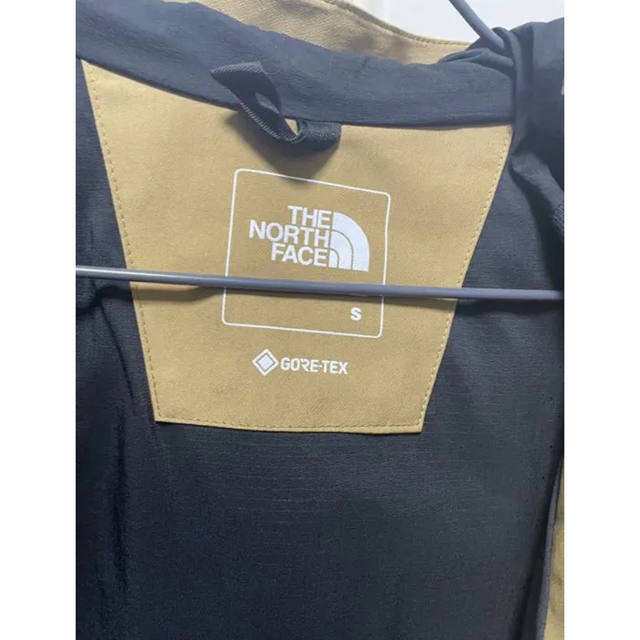 THE NORTH FACE(ザノースフェイス)のノースフェイス　マウンテンジャケットブリティッシュカーキ　Sサイズ メンズのジャケット/アウター(マウンテンパーカー)の商品写真