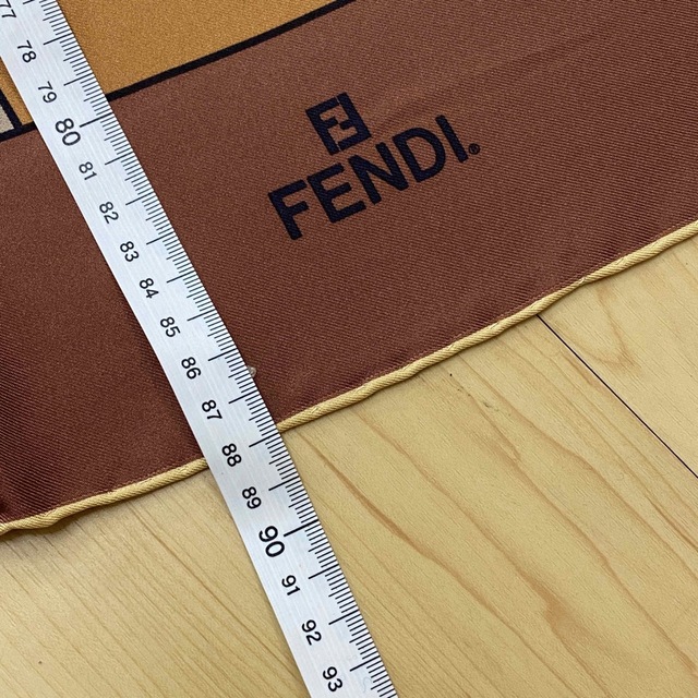 新品　タグ付き　FENDI　フェンディ　シルクスカーフ 　手袋　グローブ　柄 5