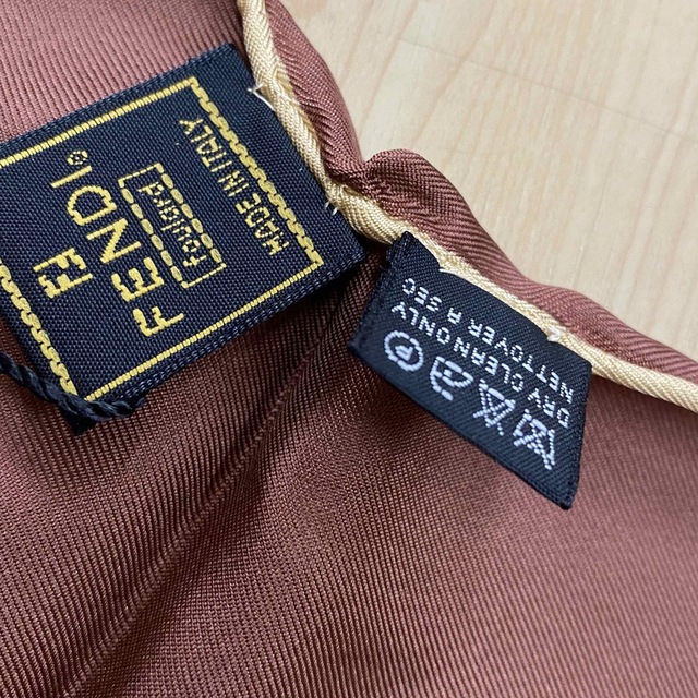 新品 タグ付き FENDI フェンディ シルクスカーフ 手袋 グローブ 柄 ...