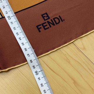 新品　タグ付き　FENDI　フェンディ　シルクスカーフ 　手袋　グローブ　柄