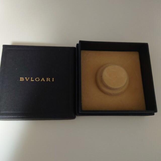 BVLGARI(ブルガリ)の【新品に近い】BVLGARI キーホルダー 革紐付き　キーリング ・ シルバー レディースのアクセサリー(ネックレス)の商品写真