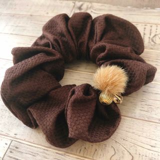 こげ茶にハニカム柄の刺繍入りシュシュ(ヘアアクセサリー)