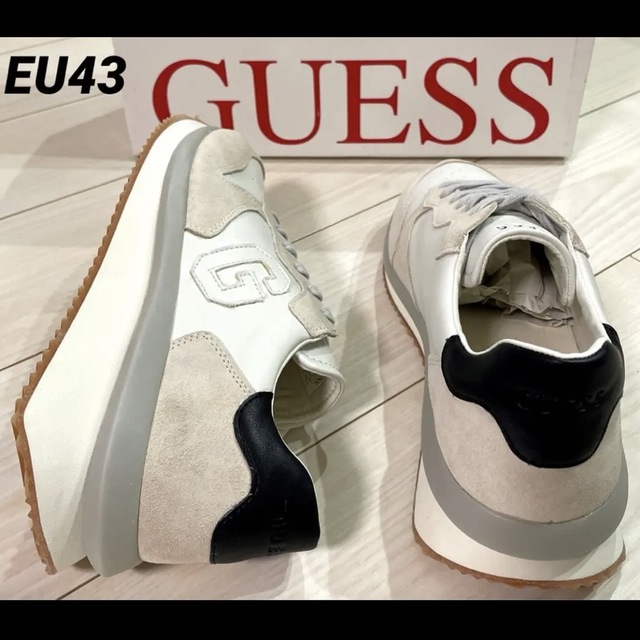 GUESS(ゲス)の【新品】GUESS (ゲス)  クリームホワイト  43 メンズの靴/シューズ(スニーカー)の商品写真