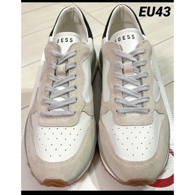 GUESS(ゲス)の【新品】GUESS (ゲス)  クリームホワイト  43 メンズの靴/シューズ(スニーカー)の商品写真