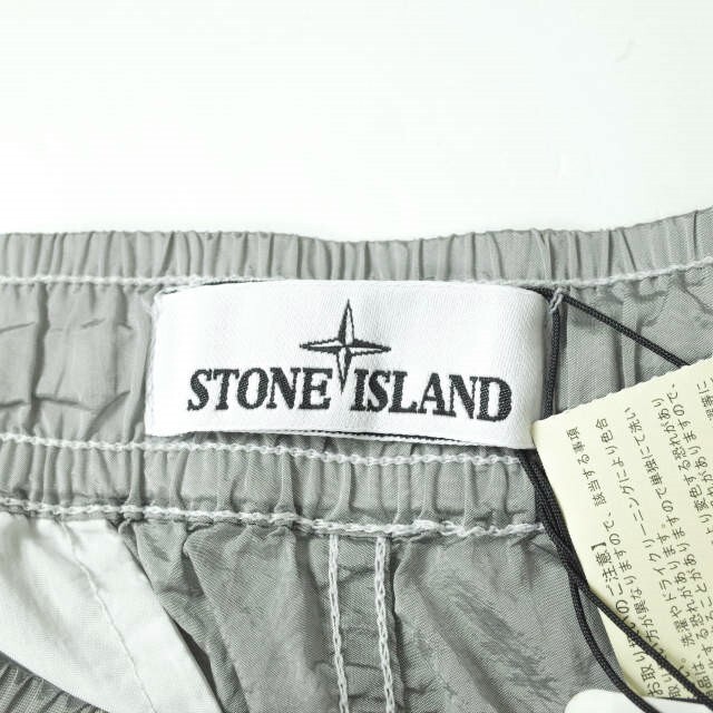 約22cmワタリ幅STONE ISLAND ストーンアイランド 22SS Garment-Dye Nylon Metal Shirring Shorts ガーメントダイナイロンメタルシャーリングショーツ 7615L1721 31 SILVER イージー ショートパンツ ボトムス【STONE ISLAND】