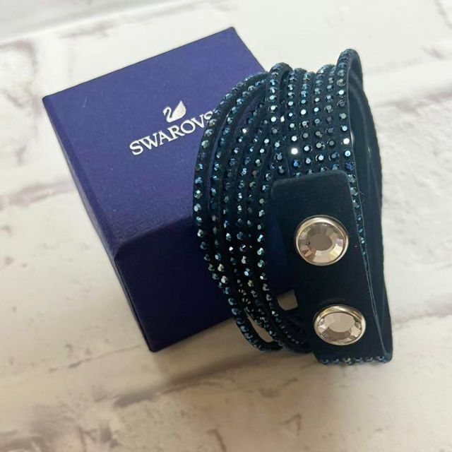 SWAROVSKI(スワロフスキー)のスワロフスキー　スレイクバングル　6連　ネイビー　レザー　ブレスレット レディースのアクセサリー(ブレスレット/バングル)の商品写真