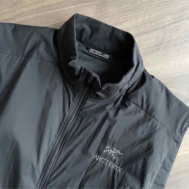 ARC'TERYX(アークテリクス)のアークテリクス アトム LT ベスト メンズ - Black / XL メンズのジャケット/アウター(ナイロンジャケット)の商品写真