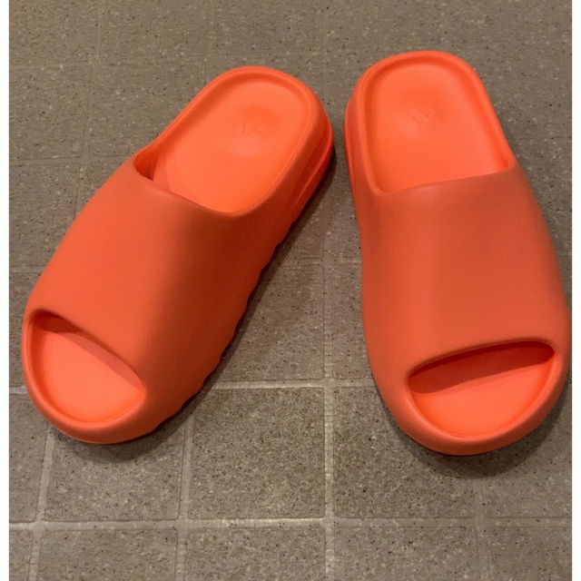 YEEZY（adidas）(イージー)のYEEZY Slide "Enflame Orange"  25.5cm メンズの靴/シューズ(サンダル)の商品写真