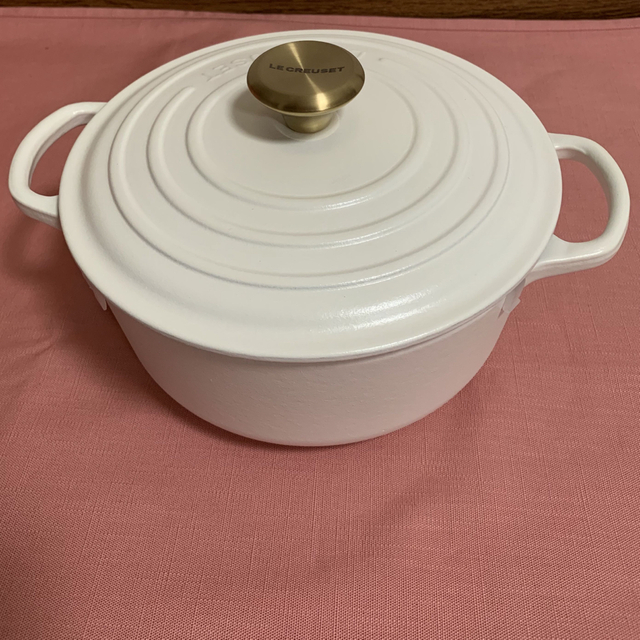 LE CREUSET(ルクルーゼ)の新品未使用品　ル・クルーゼ　ココットロンド　20センチ　ホワイト インテリア/住まい/日用品のキッチン/食器(鍋/フライパン)の商品写真