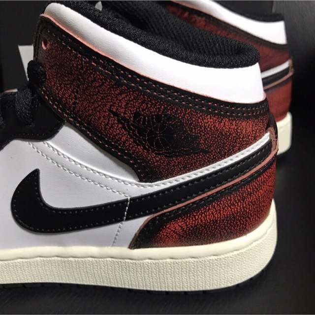 商い ラスト1点‼️NIKE AIR JORDAN 1 MID GS 23.5cm