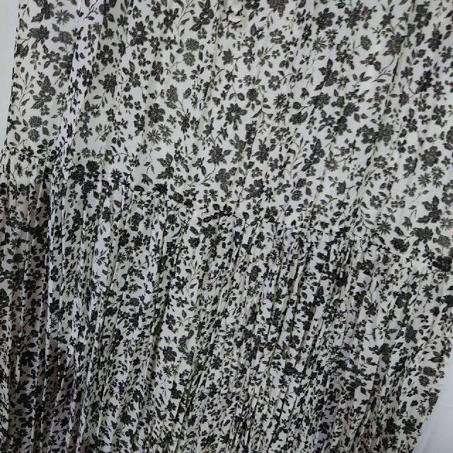 しまむら(シマムラ)の新品 未使用 しまむら コバナクリンクルスカート 濃白 L ホワイト 花柄 レディースのスカート(ロングスカート)の商品写真