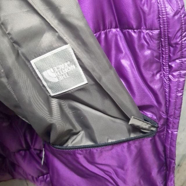 THE NORTH FACE(ザノースフェイス)のノースフェイス　ダウンジャケット　軽量　収納袋 パープル　レディースM レディースのジャケット/アウター(ダウンジャケット)の商品写真