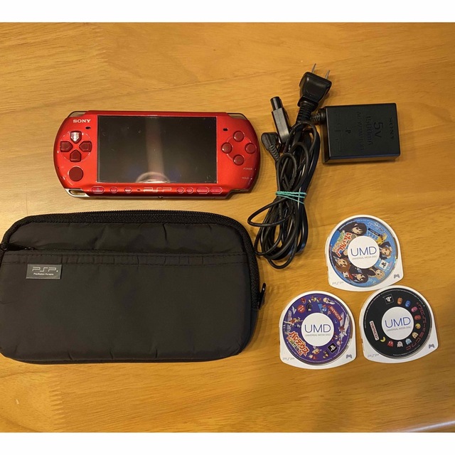 SONY(ソニー)のSONY PSP3000 美品　ラディアントレッド　本体　ケース　充電器セット エンタメ/ホビーのゲームソフト/ゲーム機本体(携帯用ゲーム機本体)の商品写真