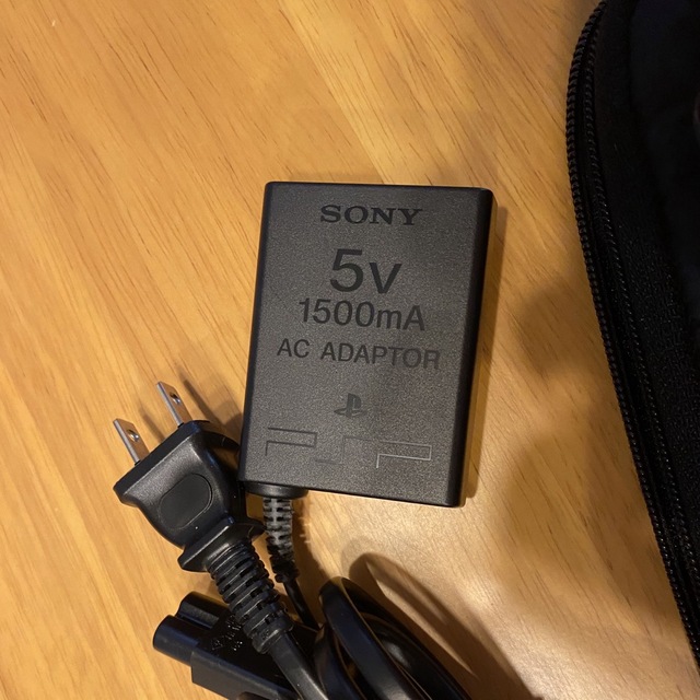 SONY(ソニー)のSONY PSP3000 美品　ラディアントレッド　本体　ケース　充電器セット エンタメ/ホビーのゲームソフト/ゲーム機本体(携帯用ゲーム機本体)の商品写真