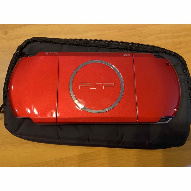 SONY(ソニー)のSONY PSP3000 美品　ラディアントレッド　本体　ケース　充電器セット エンタメ/ホビーのゲームソフト/ゲーム機本体(携帯用ゲーム機本体)の商品写真