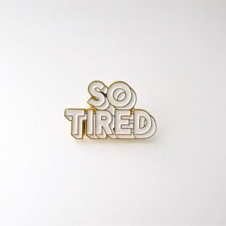 SO TIRED タイポグラフィ モチーフ ピンバッジ(バッジ/ピンバッジ)