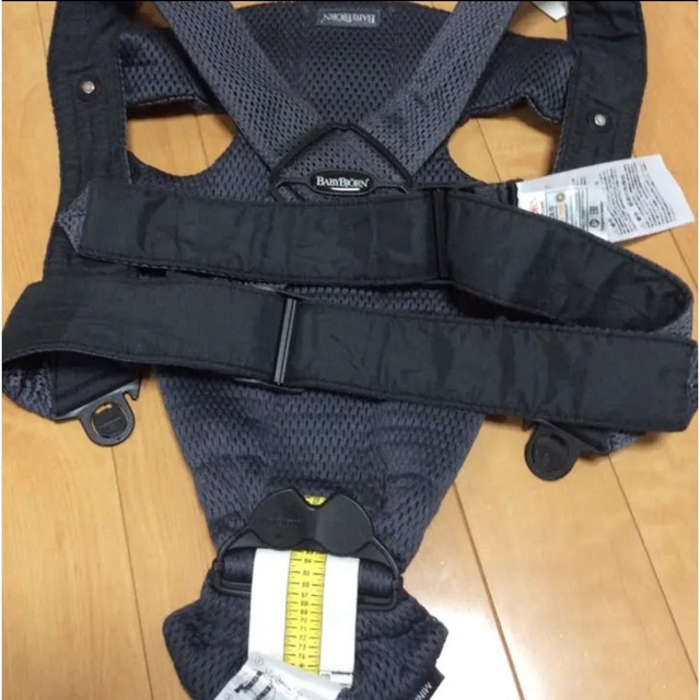 BABYBJORN(ベビービョルン)のベビービョルン 抱っこ紐　MINI Air  メッシュ　ネイビー アンスラサイト キッズ/ベビー/マタニティの外出/移動用品(抱っこひも/おんぶひも)の商品写真