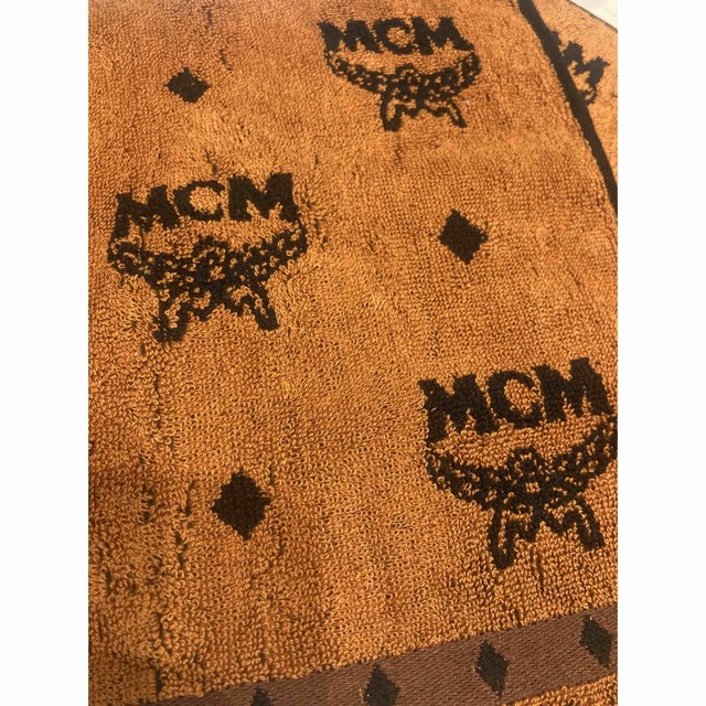 MCM(エムシーエム)の新品　未使用　MCM  タオルハンカチ レディースのファッション小物(ハンカチ)の商品写真