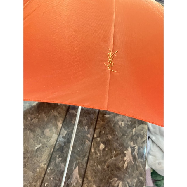 Yves Saint Laurent(イヴサンローラン)のYVES SAINT LAURENT イヴ・サンローラン 傘 ロゴ オレンジ  レディースのファッション小物(傘)の商品写真