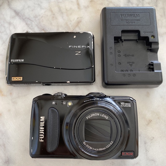 カメラFINEPIX F550EXRとZ700 EXRの2台！FUJIFILM