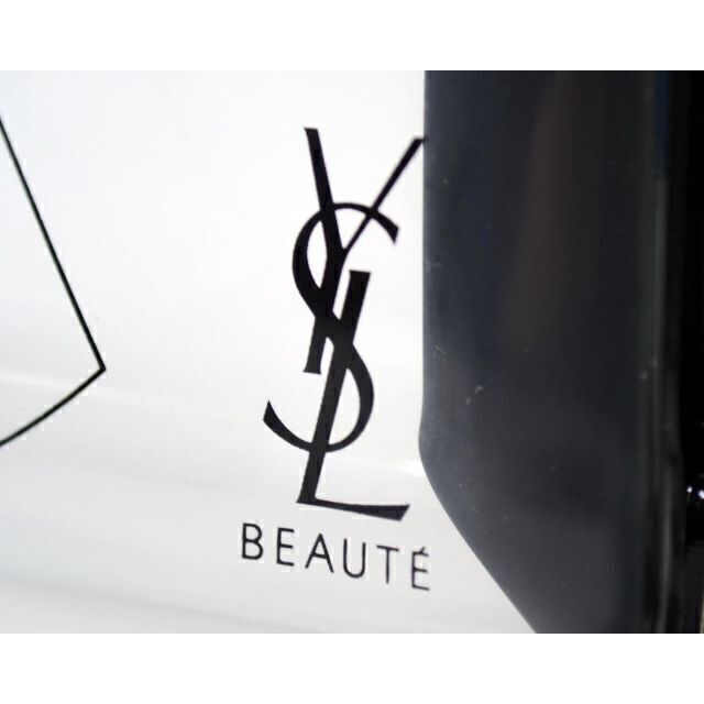 Yves Saint Laurent Beaute(イヴサンローランボーテ)のyslpJ 新品未使用本物 YSL イヴサンローラン　ノベルティクリアポーチ レディースのファッション小物(ポーチ)の商品写真