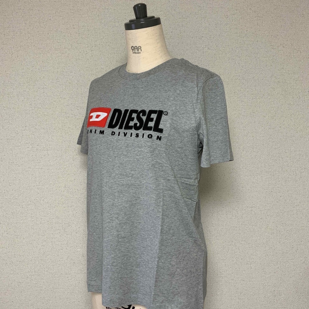 DIESEL(ディーゼル)の洗練されたデザイン　DIESEL　T-REG DIV　Tシャツ　グレー　L レディースのトップス(Tシャツ(半袖/袖なし))の商品写真