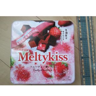 メイジ(明治)のメルティーキッス Meltykiss 缶 チョコレート 非売品(小物入れ)