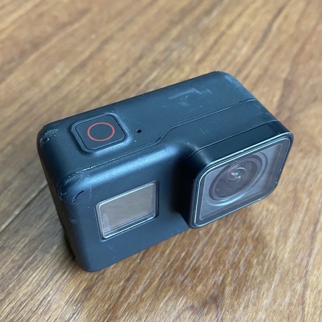 GoPro(ゴープロ)の【期間限定値下げ❗️】GoPro HERO7 BLACK バッテリー7個付き スマホ/家電/カメラのカメラ(ビデオカメラ)の商品写真