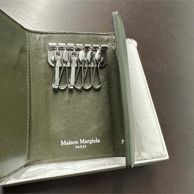 Maison Martin Margiela(マルタンマルジェラ)のMaison Margiela  メゾンマルジェラ 6連 カーキ キーケース メンズのファッション小物(キーケース)の商品写真