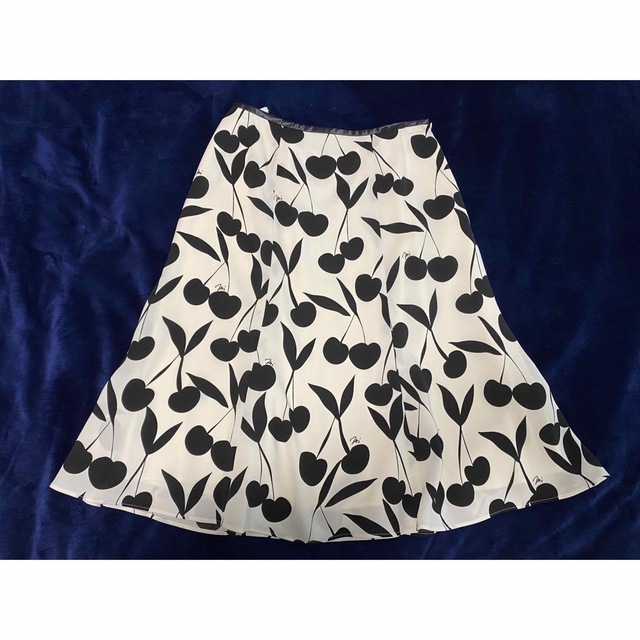 M'S GRACY(エムズグレイシー)のエムズグレイシー チェリーモチーフマーメイドスカート レディースのスカート(ひざ丈スカート)の商品写真