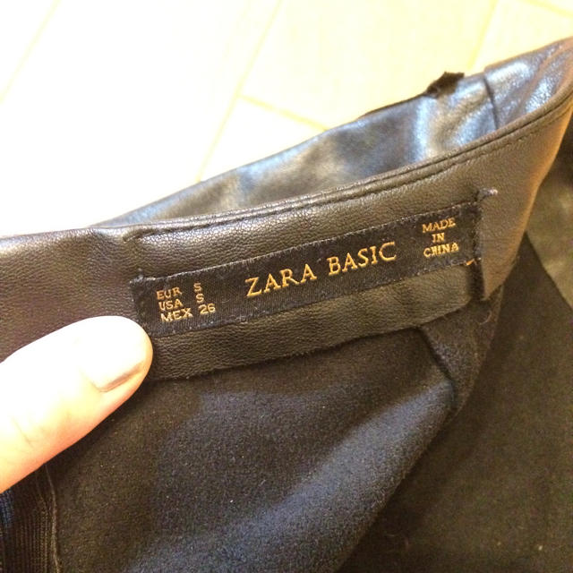 ZARA(ザラ)のZARA フェイクレザーアシンメトリースカート レディースのスカート(ひざ丈スカート)の商品写真