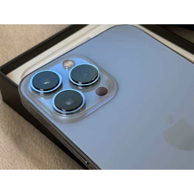 Apple(アップル)のApple iPhone 13 Pro Max シム フリー 256GB 極美品 スマホ/家電/カメラのスマートフォン/携帯電話(スマートフォン本体)の商品写真