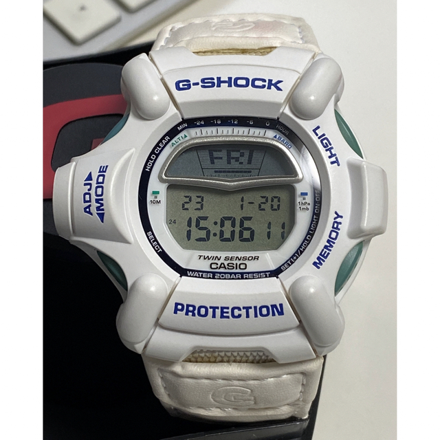 G-SHOCK(ジーショック)のコラボ/G-SHOCK/ビンテージ/DW-9100/ライズマン/白/箱付/未使用 メンズの時計(腕時計(デジタル))の商品写真