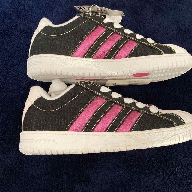 adidas(アディダス)のアディダス　新品　レディース　スニーカー　シューズ　25.0cm レディースの靴/シューズ(スニーカー)の商品写真