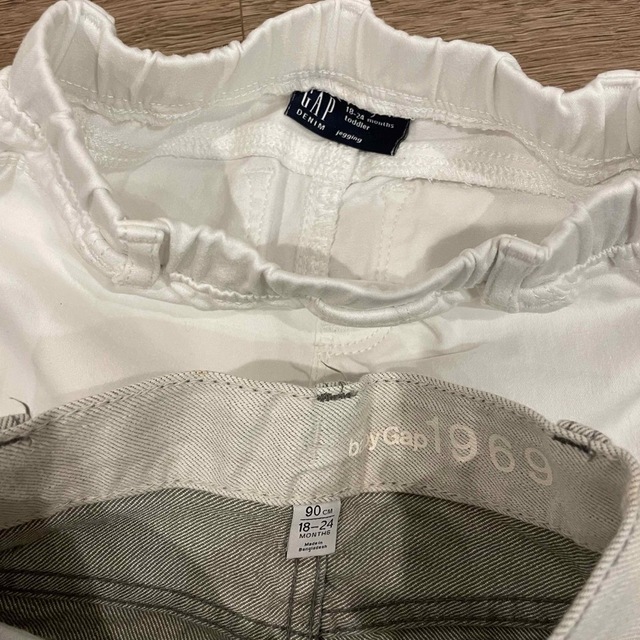 babyGAP(ベビーギャップ)のGAP baby ギャップベビー デニム➕白パンツ 2点セット 90 キッズ/ベビー/マタニティのキッズ服男の子用(90cm~)(パンツ/スパッツ)の商品写真