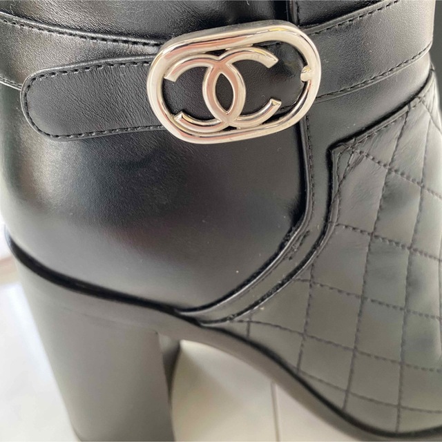 CHANEL(シャネル)のシャネル キルティングステッチ ココマーク ショートブーツ レディースの靴/シューズ(ブーツ)の商品写真