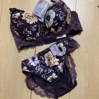 【新品未使用】ノンワイヤー　ブラセット　下着　花柄(ブラ&ショーツセット)