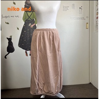 ニコアンド(niko and...)の#861 ニコアンド ピンク系 裾タック入り 細コーデュロイスカート(ロングスカート)