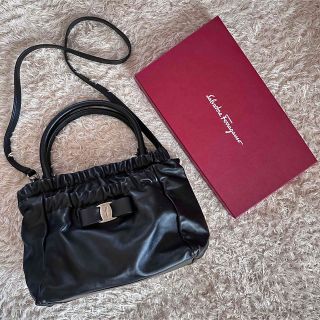 サルヴァトーレフェラガモ(Salvatore Ferragamo)のちゃんあや様⭐︎SalvatoreFerragamoヴァラリボン2way黒バッグ(ショルダーバッグ)