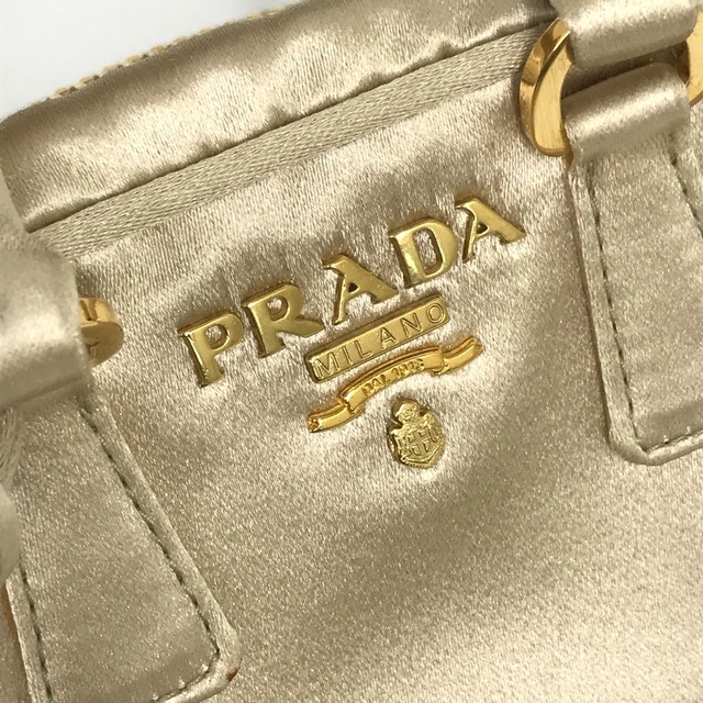 PRADA(プラダ)のプラダ PRADA ミニミニ ロゴ 斜め掛け ポシェット ショルダーバッグ サテン ベージュ レディースのバッグ(ショルダーバッグ)の商品写真