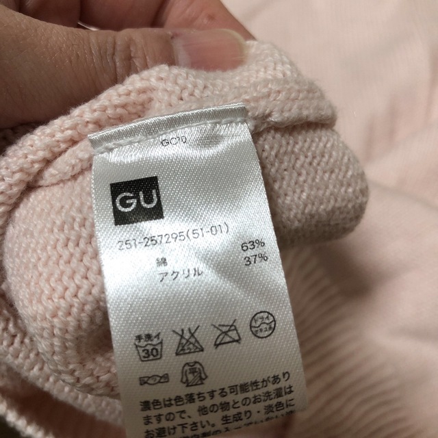 GU Ｖネックニット　ピンクニット レディースのトップス(ニット/セーター)の商品写真