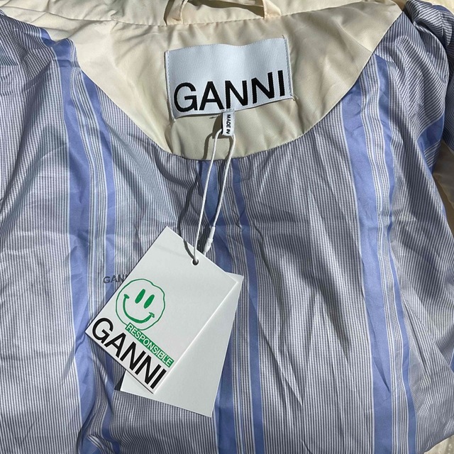 新品GANNI/ガニーShiny Puff Oversized Vestホワイト レディースのトップス(ベスト/ジレ)の商品写真